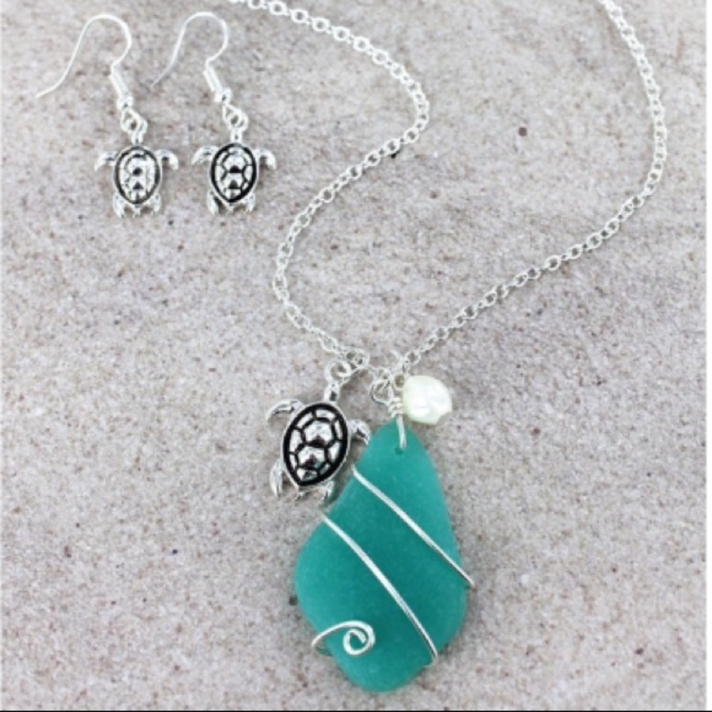 Silvertone Wire-Wrapped Aqua Sea Glass & Turtle
